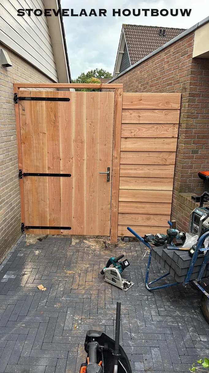 Douglas deur met zwart hang sluitwerk